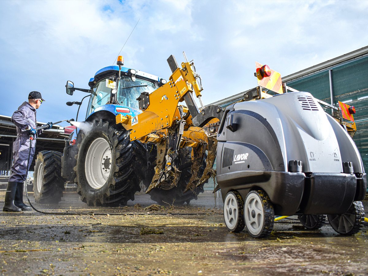 Effective and rapid cleaning on farms using a high-pressure cleaner