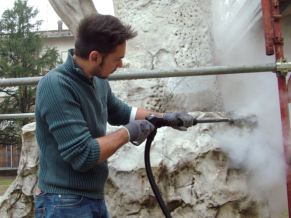Removing graffiti using a high-pressure cleaner