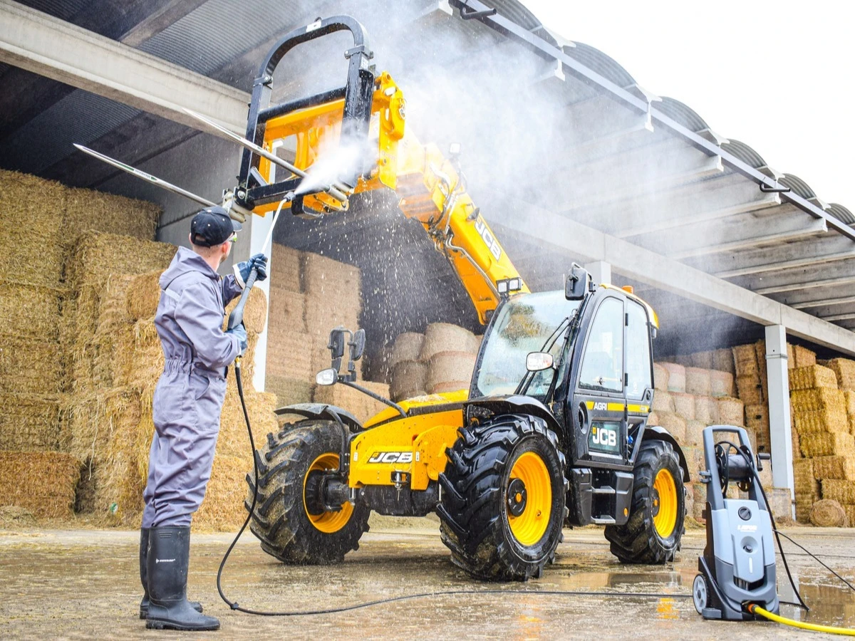High-pressure cleaner: with an electric motor or combustion engine, which should you choose?